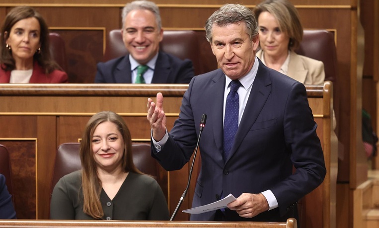 Feijóo ataca a Sánchez con el 'caso Salazar' y el presidente presume de apoyar a las mujeres ante el acoso laboral