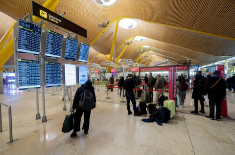 Barajas programa más de 4.600 vuelos durante el puente