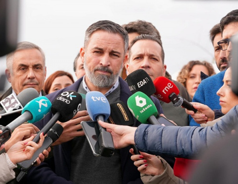 Abascal pide a Sánchez que si necesita vacaciones las tome perpetuas