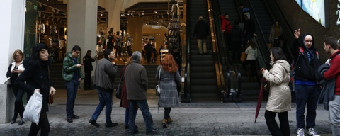 La población en España alcanza un nuevo máximo de 49,1 millones