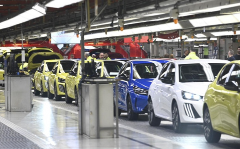 Bruselas retira el veto total a la venta de coches de combustión a partir de 2035