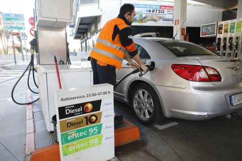 Los carburantes se abaratan más de un 1% a las puertas de la Navidad
